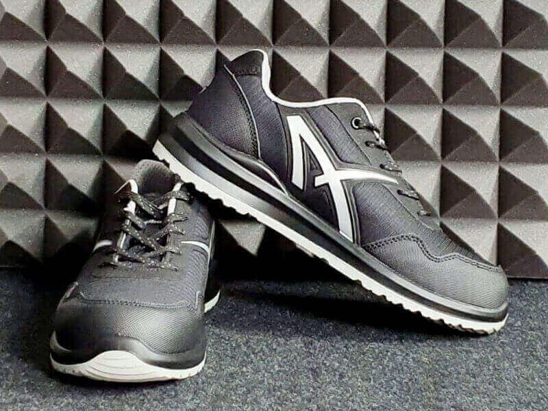 Pantofi de lucru, cum ar fi adidasii