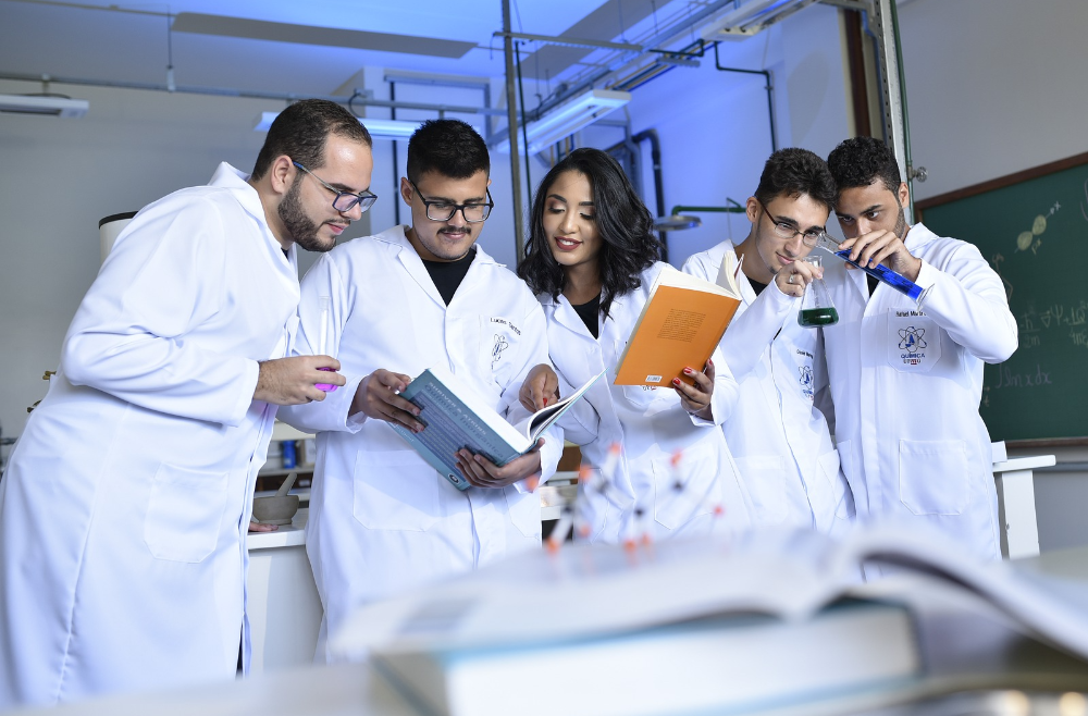 Divizia de imbracaminte rezistenta la substante chimice