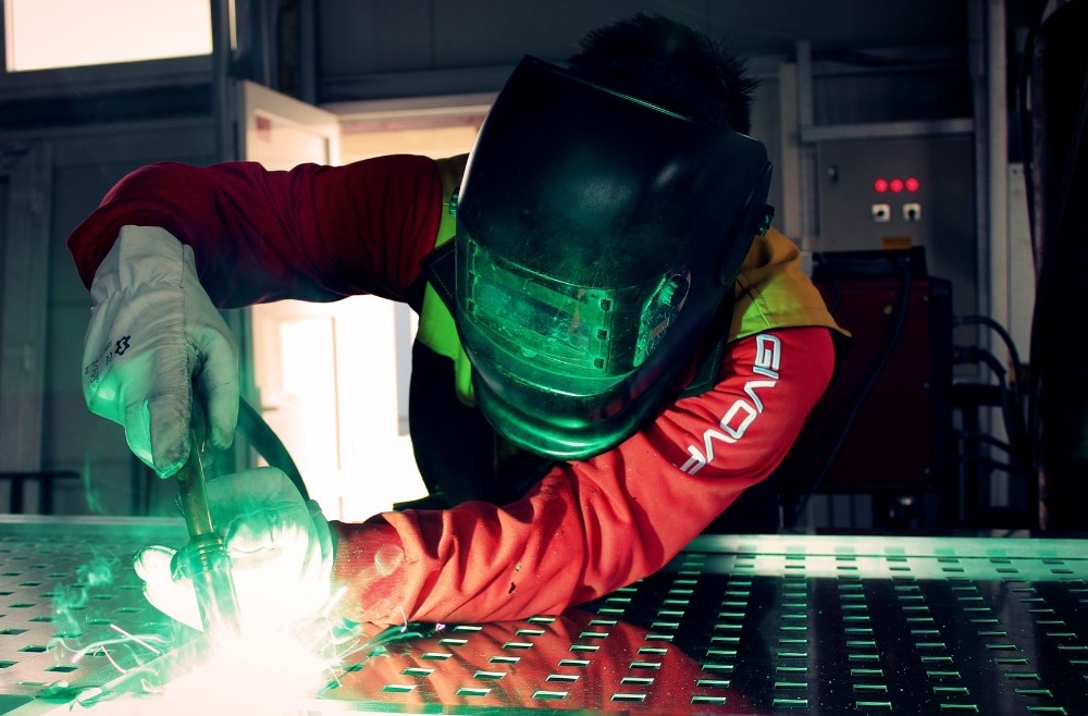 Ce cerinte trebuie sa indeplineasca echipamentul de lucru al unui sudor?